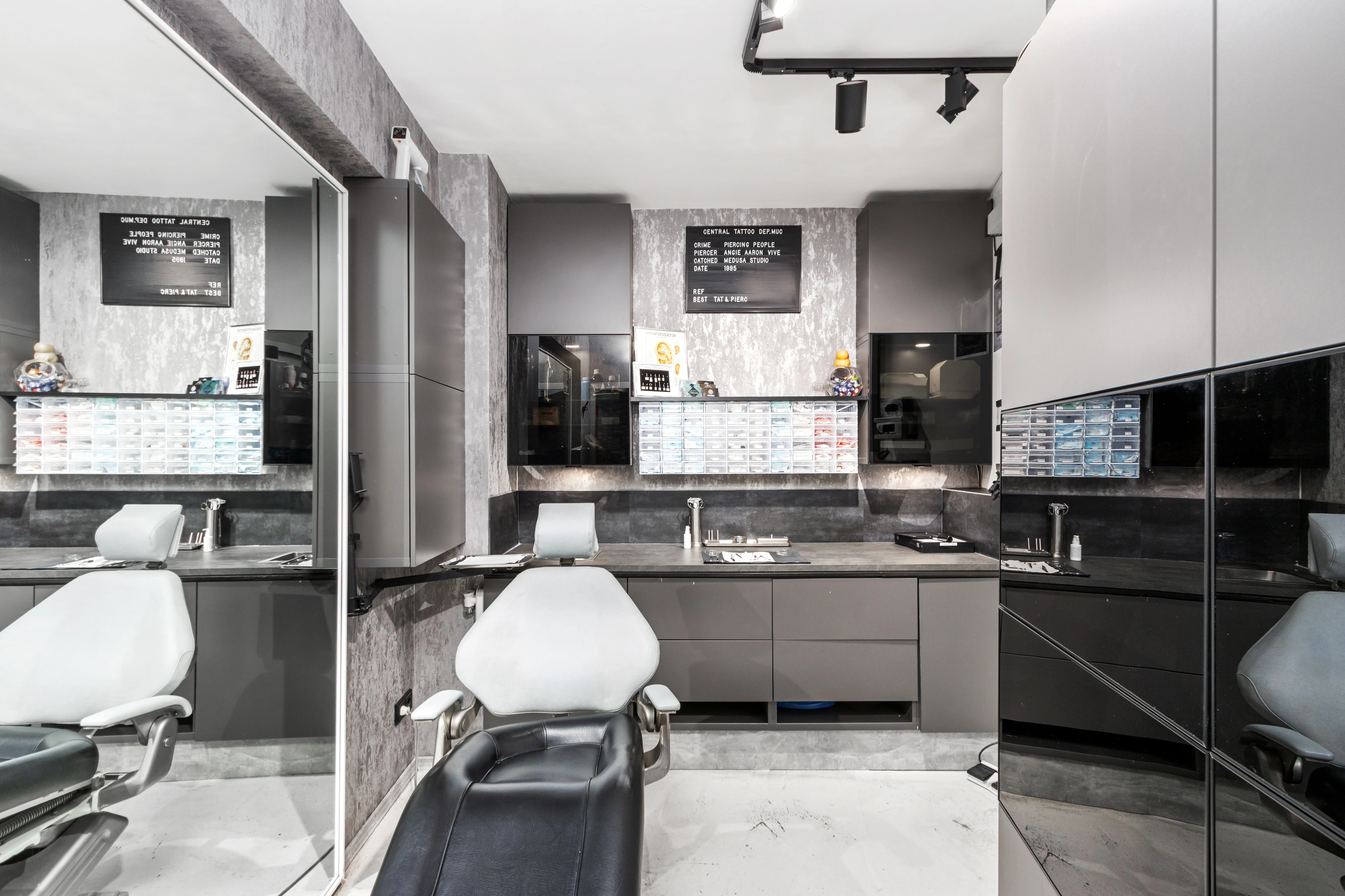 Piercingraum im Medusa Tattoo Studio München mit Behandlungsstuhl